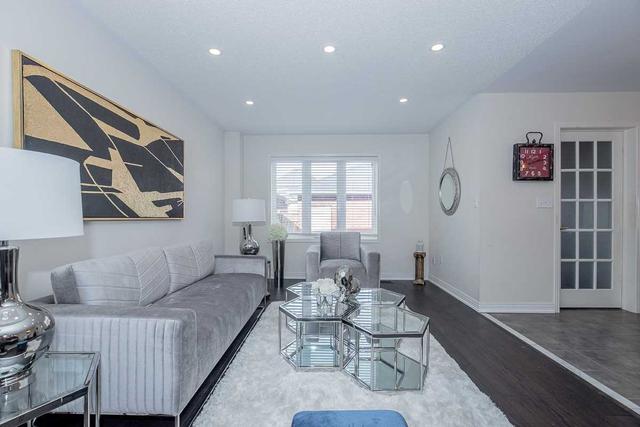 3233 Neyagawa Blvd, House attached with 3 bedrooms, 4 bathrooms and 2 parking in Oakville ON | Image 2