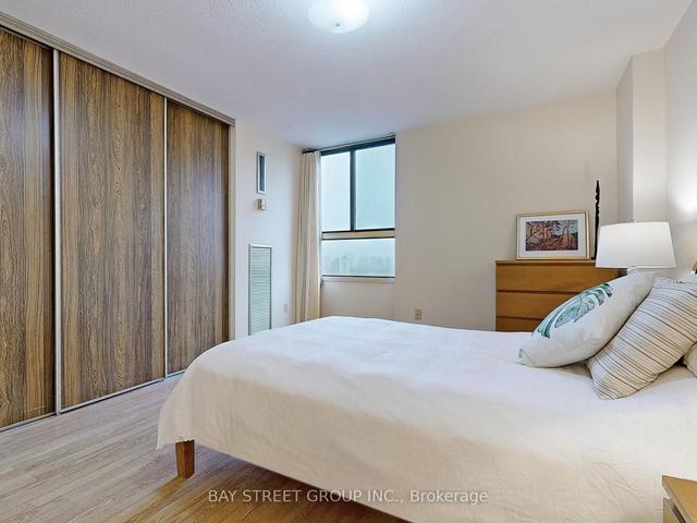 1410 - 177 Linus Rd, Condo with 2 bedrooms, 2 bathrooms and 1 parking in Toronto ON | Image 4