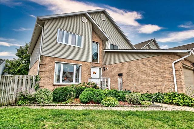 14 Shauna Court, House attached with 6 bedrooms, 3 bathrooms and 4 parking in St. Catharines ON | Image 2