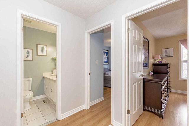 53 Foster Cres N, Townhouse with 3 bedrooms, 2 bathrooms and 2 parking in Brampton ON | Image 9