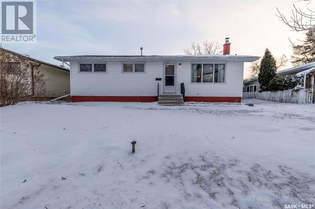 1037 Simcoe Street, House detached with 5 bedrooms, 2 bathrooms and null parking in Moose Jaw SK | Image 2