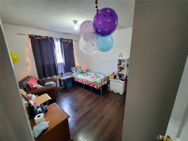 16 Greenleaf Cres, House detached with 3 bedrooms, 2 bathrooms and 5 parking in Brampton ON | Image 3