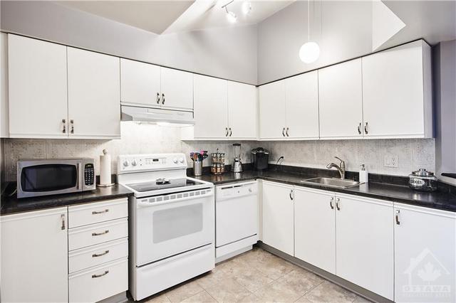 209 Woodfield Drive, Condo with 2 bedrooms, 2 bathrooms and 1 parking in Ottawa ON | Image 12