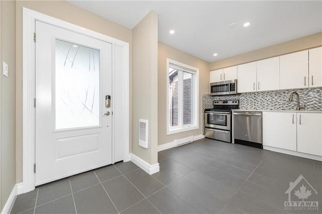 1238 Cedarcroft Crescent, Townhouse with 3 bedrooms, 3 bathrooms and 3 parking in Ottawa ON | Image 3