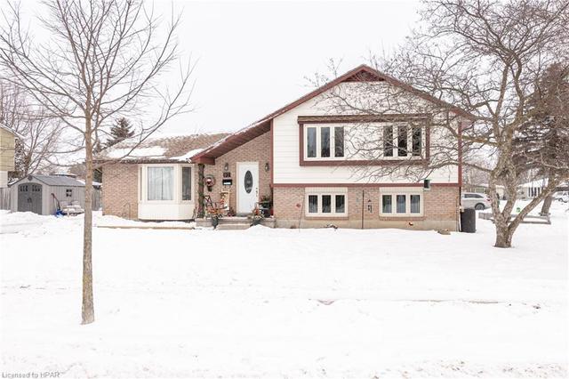 92 Kathryn Crescent, House detached with 4 bedrooms, 2 bathrooms and null parking in Stratford ON | Image 2