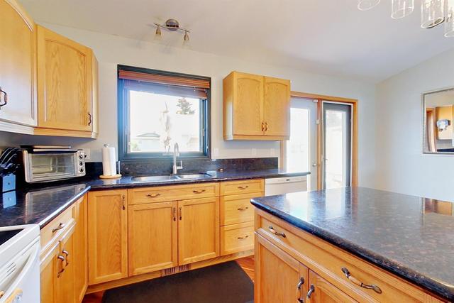 6 Hallgren Drive, House detached with 4 bedrooms, 3 bathrooms and 4 parking in Sylvan Lake AB | Image 6