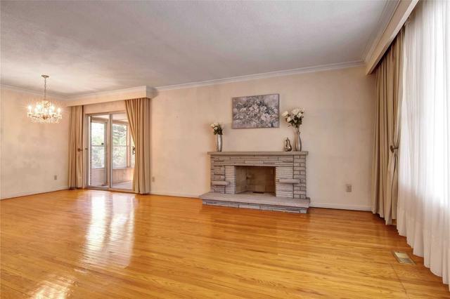 10 Lailey Cres, House detached with 3 bedrooms, 2 bathrooms and 6 parking in Toronto ON | Image 2