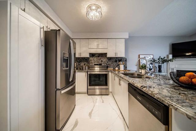 7038 Graydon Crt, House detached with 4 bedrooms, 3 bathrooms and 6 parking in Mississauga ON | Image 3