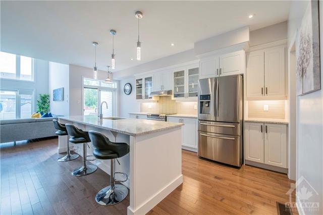 325 Dolce Crescent, Townhouse with 3 bedrooms, 3 bathrooms and 3 parking in Ottawa ON | Image 7