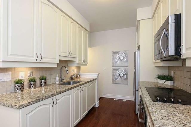74 Hargrave Lane, Townhouse with 3 bedrooms, 3 bathrooms and 1 parking in Toronto ON | Image 2