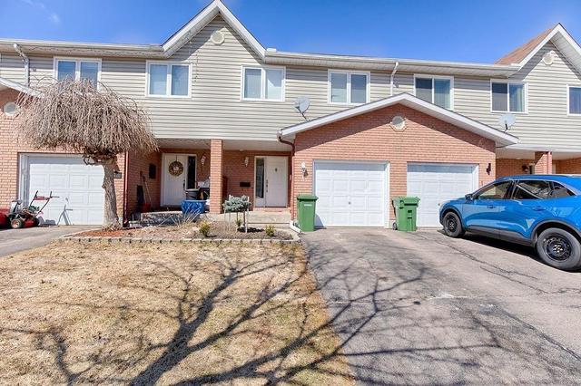 15 Vermont Meadows, Townhouse with 3 bedrooms, 2 bathrooms and 3 parking in Petawawa ON | Image 1