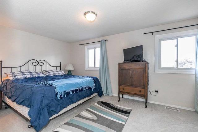67 Burns Circ, House attached with 3 bedrooms, 1 bathrooms and 3 parking in Barrie ON | Image 10