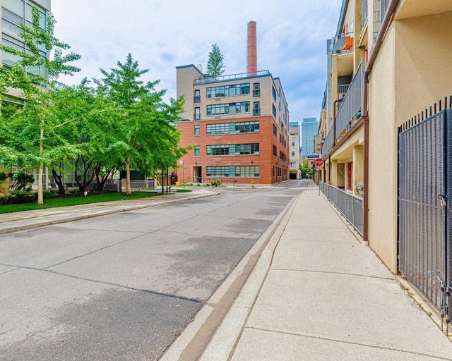 501 - 10 Wellesley Pl, Condo with 1 bedrooms, 1 bathrooms and 0 parking in Toronto ON | Image 1