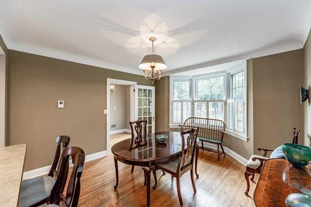 561 Locust St, House detached with 3 bedrooms, 2 bathrooms and 2 parking in Burlington ON | Image 3