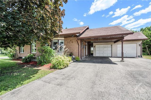 492 Bailey Avenue, House detached with 3 bedrooms, 2 bathrooms and 8 parking in North Dundas ON | Image 2