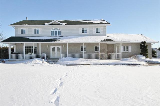 6748 Fallowfield Road, House detached with 3 bedrooms, 3 bathrooms and 20 parking in Ottawa ON | Image 1