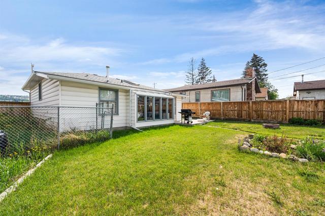 6312 33 Avenue Nw, House detached with 2 bedrooms, 1 bathrooms and 3 parking in Calgary AB | Image 2