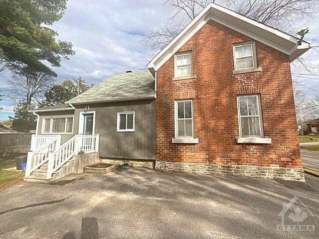 133 Nelson Street, House detached with 3 bedrooms, 2 bathrooms and 4 parking in Carleton Place ON | Image 2