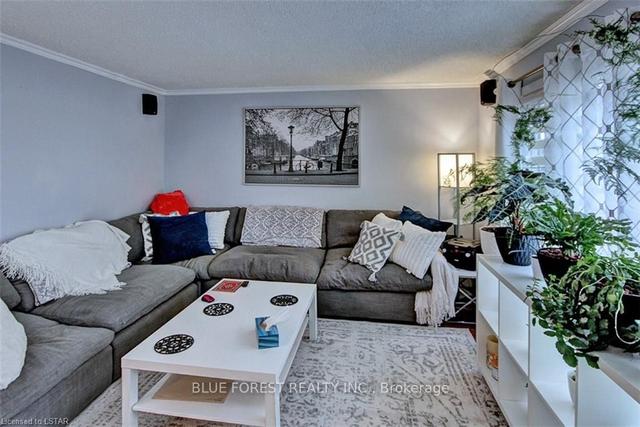 300 - 700 Osgoode Dr, House attached with 3 bedrooms, 2 bathrooms and 2 parking in London ON | Image 6