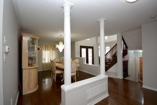2 Peachleaf Cres, House detached with 4 bedrooms, 3 bathrooms and 3 parking in Brampton ON | Image 5