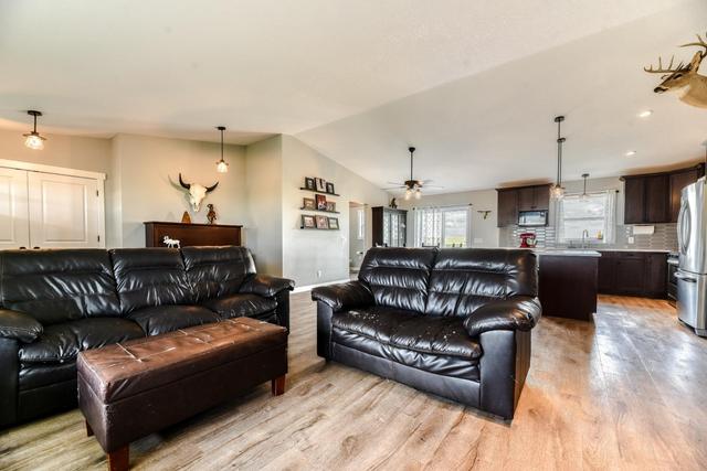 263021 Township Road 240, House detached with 3 bedrooms, 2 bathrooms and null parking in Calgary AB | Image 11