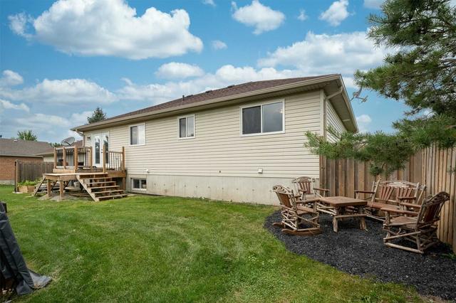 17 Hallet Cres, House detached with 3 bedrooms, 2 bathrooms and 8 parking in Kawartha Lakes ON | Image 4