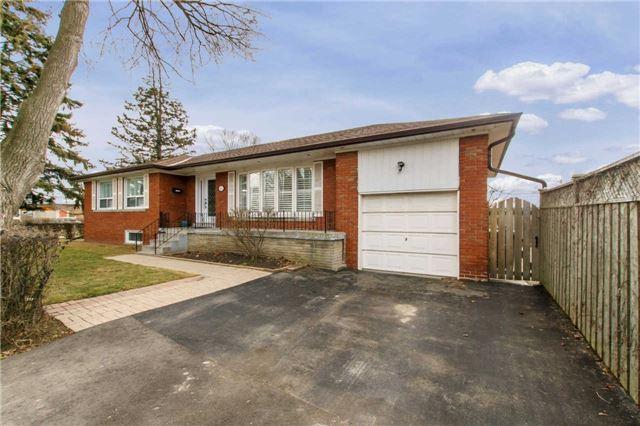 49 Trehorne Dr, House detached with 3 bedrooms, 3 bathrooms and 3 parking in Toronto ON | Image 1