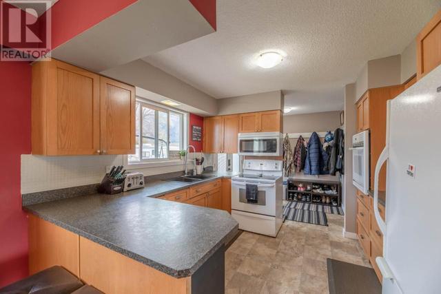 501 3rd Avenue, House detached with 4 bedrooms, 2 bathrooms and null parking in Keremeos BC | Image 6