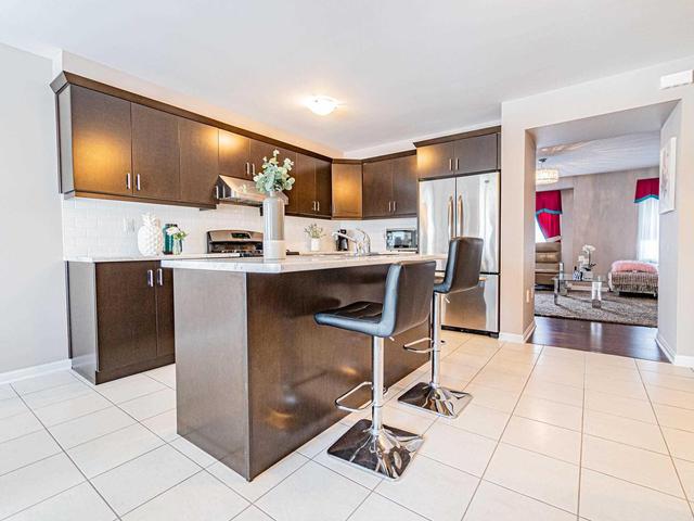 81 Vanhorne Clse, House attached with 3 bedrooms, 4 bathrooms and 2 parking in Brampton ON | Image 5