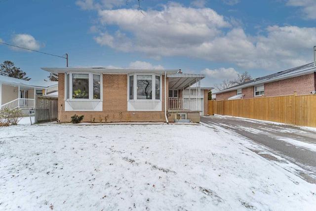20 Rosefair Cres, House detached with 3 bedrooms, 2 bathrooms and 7 parking in Toronto ON | Image 1
