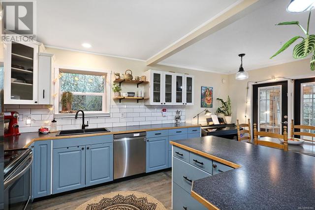 Kitchen is bright and open to eating area | Image 6