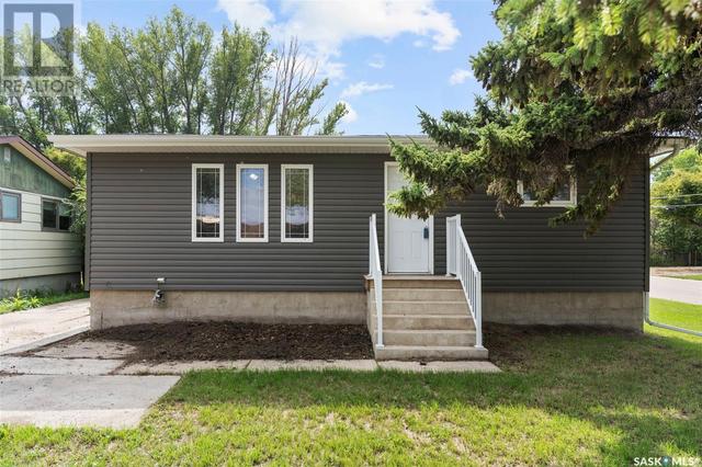 201 6th Avenue E, House detached with 4 bedrooms, 2 bathrooms and null parking in Watrous SK | Image 3