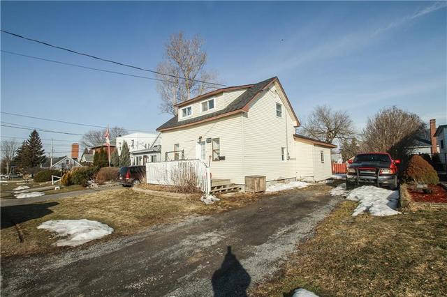 337 Seventh Street E, House detached with 2 bedrooms, 1 bathrooms and 3 parking in Cornwall ON | Image 1