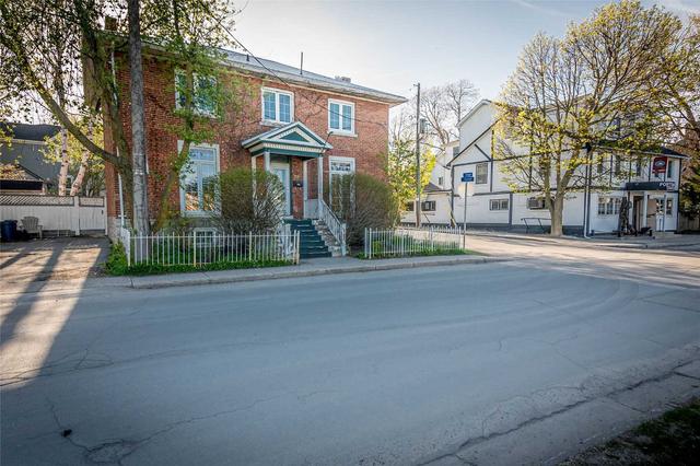 90 Yonge St, House detached with 5 bedrooms, 4 bathrooms and 2 parking in Kingston ON | Card Image