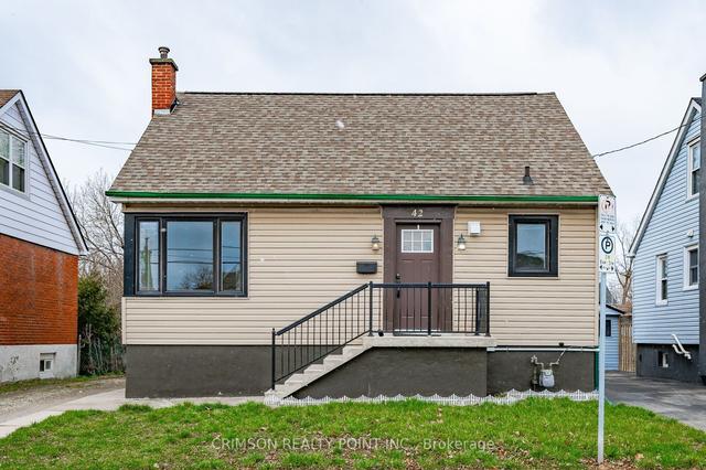 42 East 11th St, House detached with 3 bedrooms, 2 bathrooms and 2 parking in Hamilton ON | Image 1
