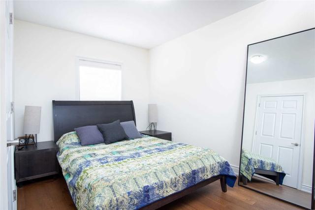 10 Duern St, House detached with 2 bedrooms, 2 bathrooms and 4 parking in Toronto ON | Image 3