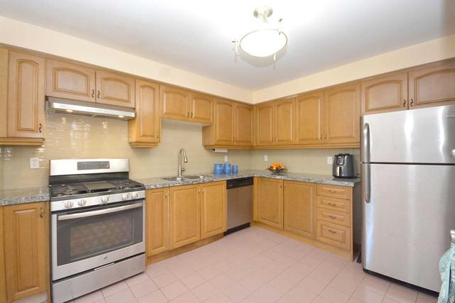 34 - 34 Wickstead Crt, Townhouse with 3 bedrooms, 4 bathrooms and 2 parking in Brampton ON | Image 7