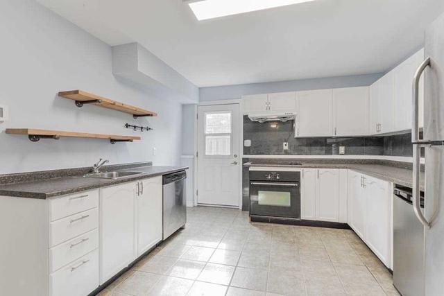 320 Johnson St, House detached with 3 bedrooms, 2 bathrooms and 5 parking in Barrie ON | Image 3