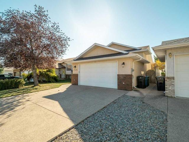 118 Heritage Place W, House detached with 3 bedrooms, 3 bathrooms and 4 parking in Lethbridge AB | Image 2