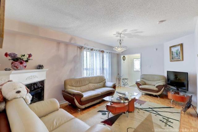 24 Harmony Rd, House semidetached with 3 bedrooms, 3 bathrooms and 3 parking in Vaughan ON | Image 4