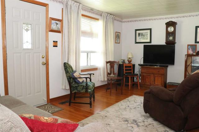 24 Victoria St, House detached with 2 bedrooms, 1 bathrooms and 4 parking in Orangeville ON | Image 3