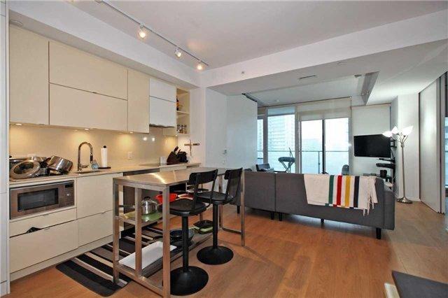 2813 - 125 Peter St, Condo with 2 bedrooms, 2 bathrooms and 1 parking in Toronto ON | Image 2