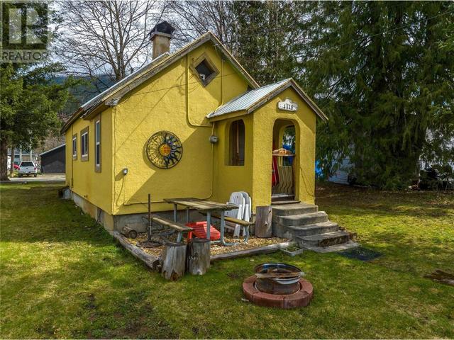 1419 Third Street W, House detached with 1 bedrooms, 1 bathrooms and 2 parking in Revelstoke BC | Image 2