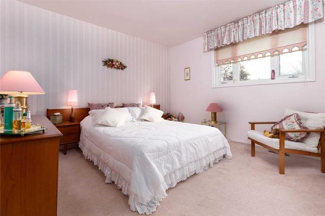 47 Drury Cres, House detached with 3 bedrooms, 2 bathrooms and 4 parking in Brampton ON | Image 2