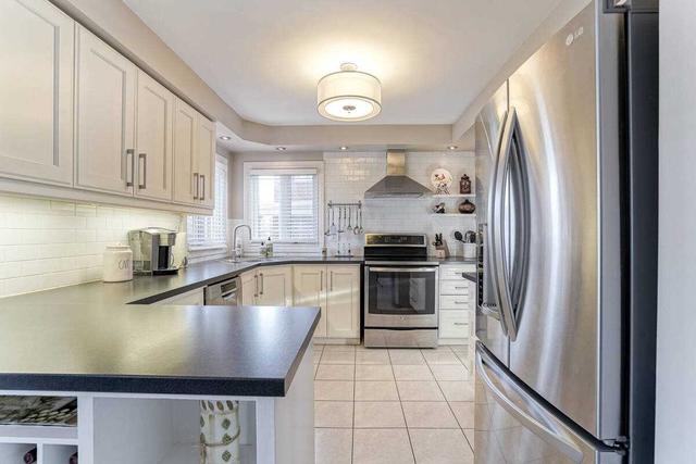 1240 Valleybrook Dr, House detached with 4 bedrooms, 3 bathrooms and 4 parking in Oakville ON | Image 3