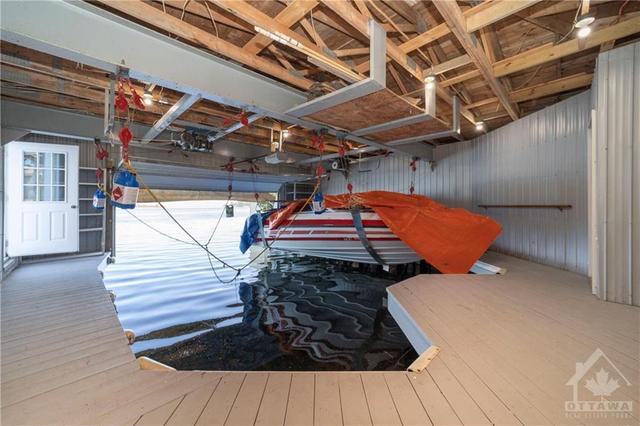 Double slip boathouse with lifts | Image 27
