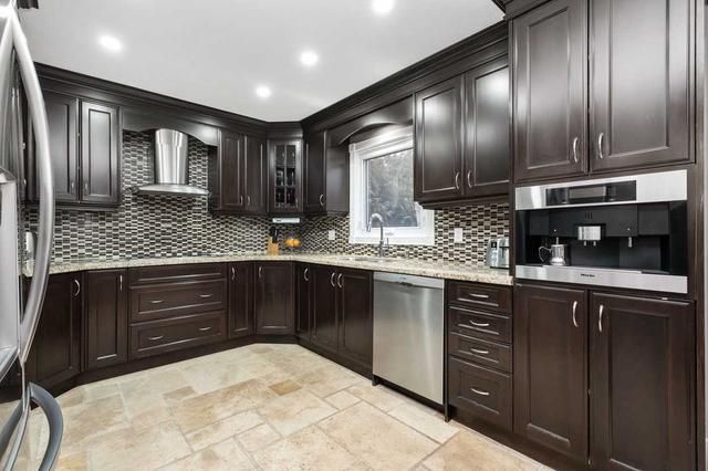 37 Atkins Circ, House detached with 5 bedrooms, 3 bathrooms and 6 parking in Brampton ON | Image 5