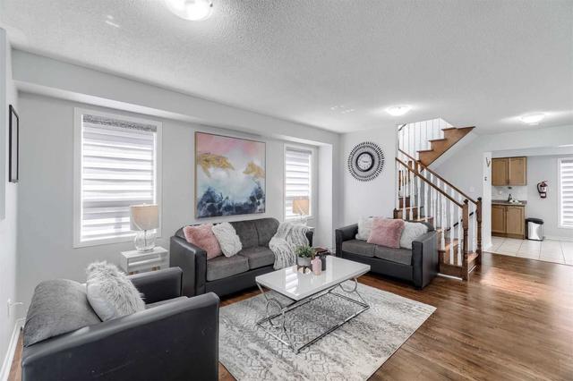 104 Starhill Cres, House semidetached with 3 bedrooms, 3 bathrooms and 4 parking in Brampton ON | Image 3