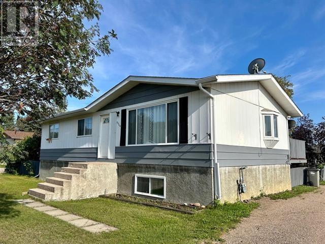 5524 48 Street, House detached with 4 bedrooms, 2 bathrooms and null parking in Northern Rockies BC | Image 1