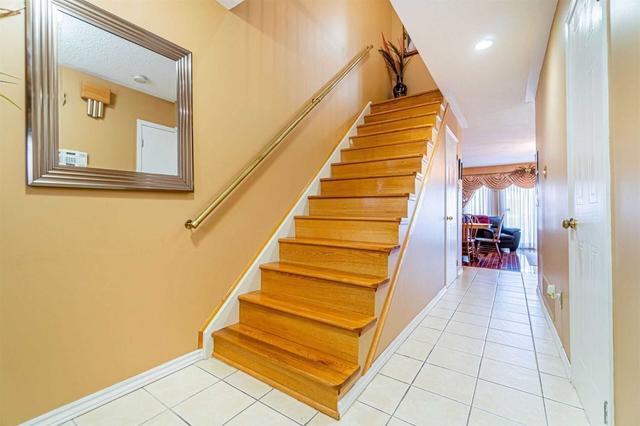 13 Ready Crt, House semidetached with 3 bedrooms, 2 bathrooms and 4 parking in Brampton ON | Image 32